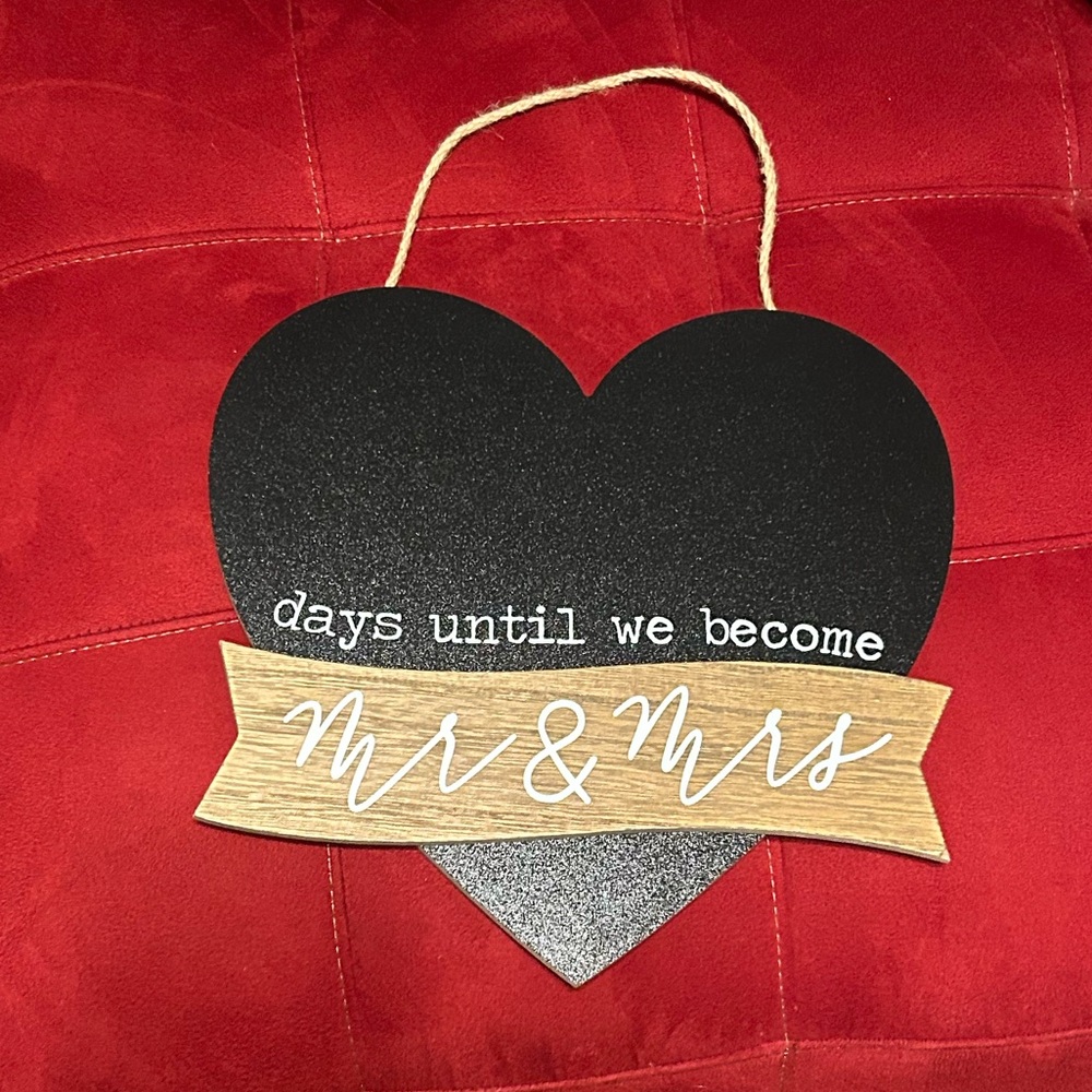 Hanging heart sign, with rope hanger.